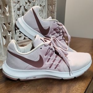 NIKE Run Swift Athletic Shoes Women size 7
